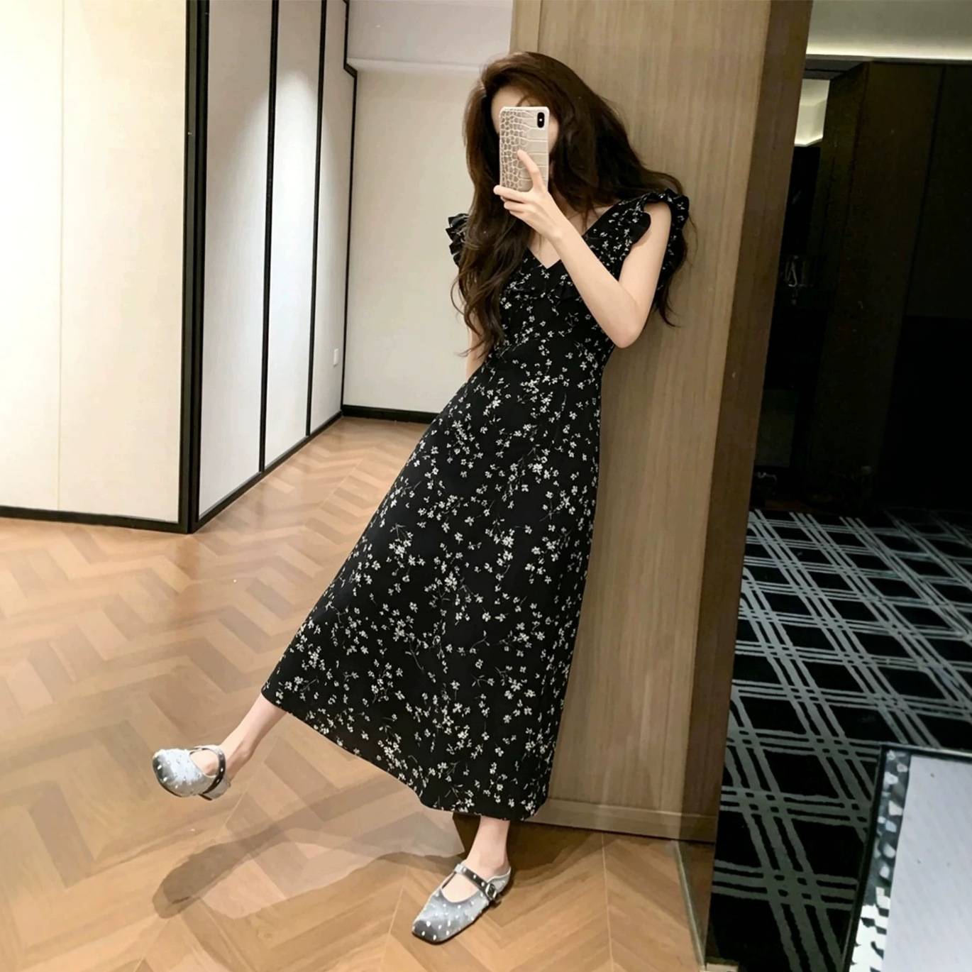 法式减龄气质V领碎花连衣裙2026夏季新款女度假风超火小飞袖长裙