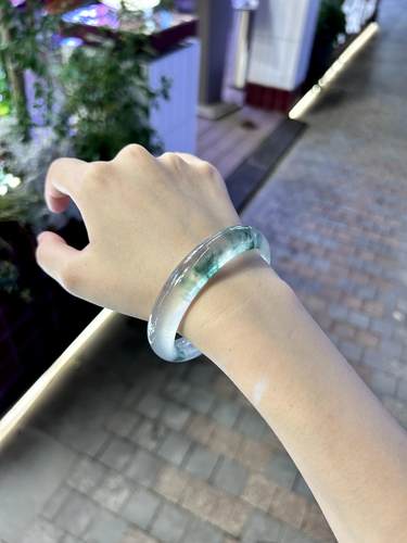 高冰独龙玉手镯冰种翡翠色手镯飘花玉手镯绿色玉镯子石英岩送礼物