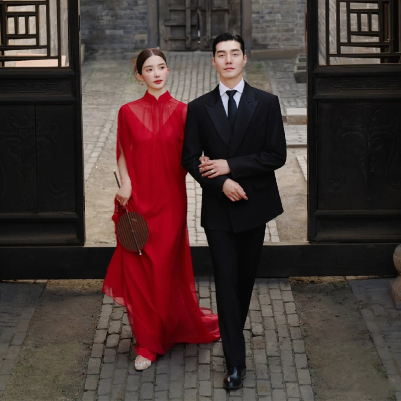 晨袍新娘高级感小众订婚礼服红色轻婚纱连衣裙两件套新中式敬酒服
