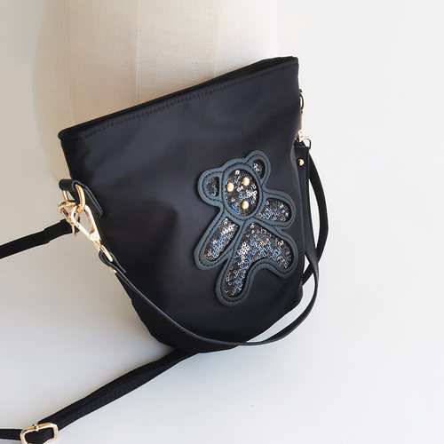 小熊亮片牛津布防水水桶包尼龙布包轻便百搭手提单肩斜跨包