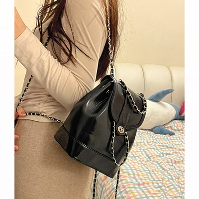 小香风链条双肩包女水桶包百搭