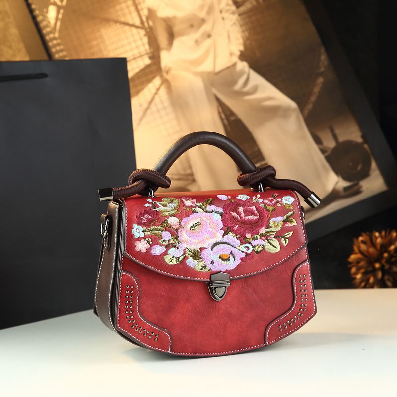 2025年春季新中式国风女包刺绣工艺民族风手提单肩斜挎时尚小方包