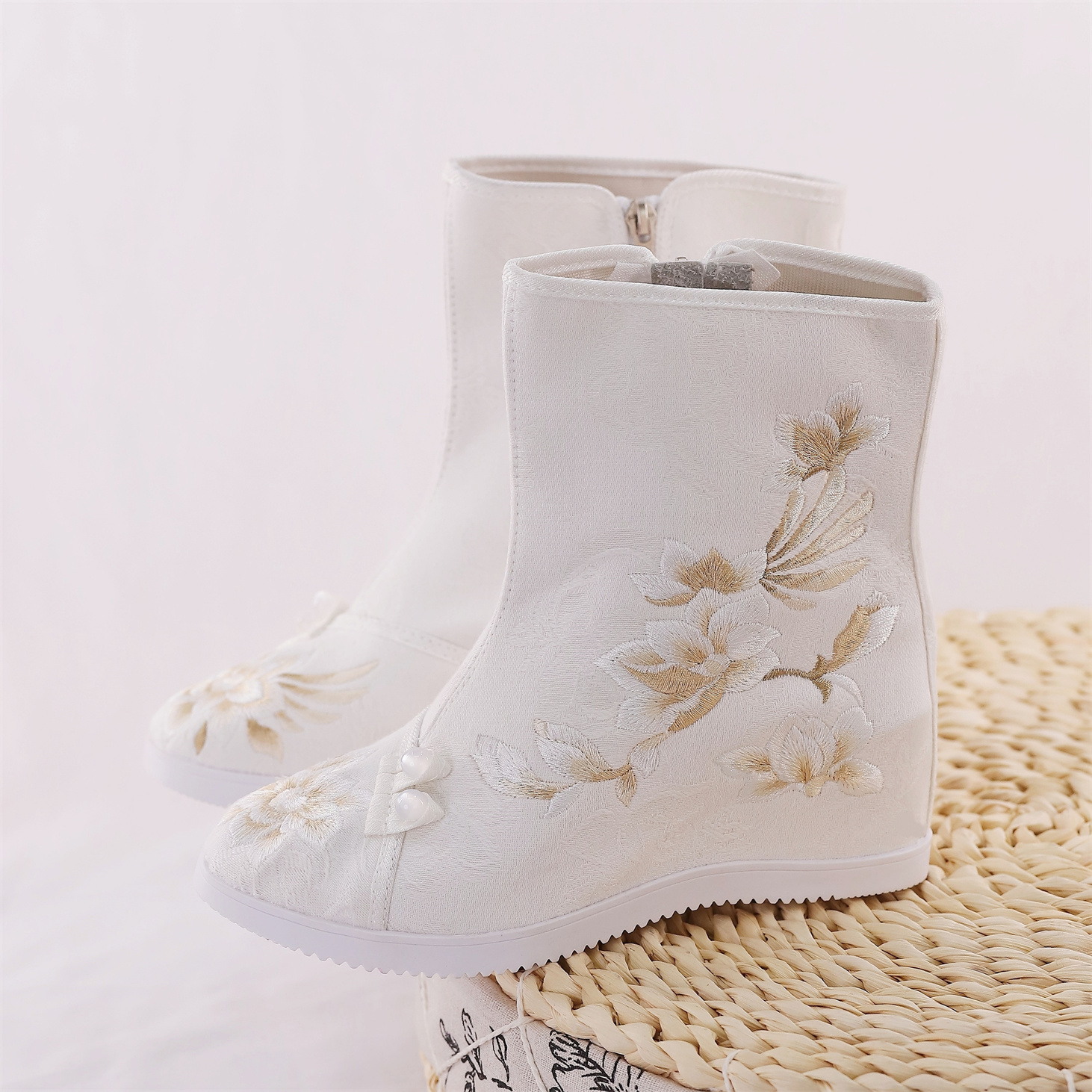 加绒绣花低跟古风淡雅古装中式靴