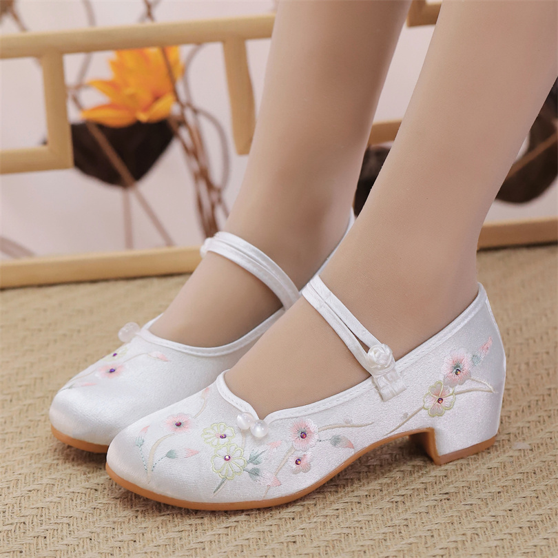 搭配旗袍的鞋子软底粗跟绣花鞋复古老北京布鞋新中式国风女茶服鞋