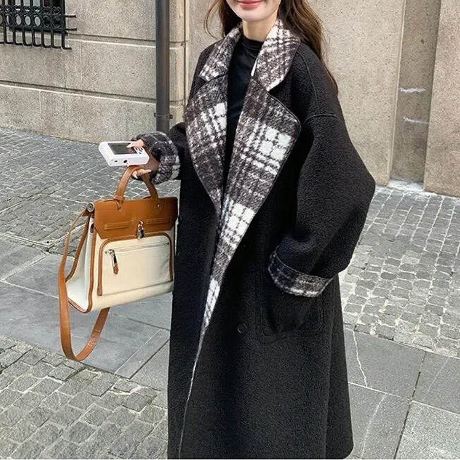 2025秋冬新款黑色格纹两面穿羊羔绒外套女加厚百搭过膝中长款大衣