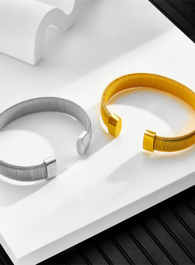 熊家欧美简约钛钢平面竖纹C形开口手镯叠戴镀18K金钢丝线手镯热款