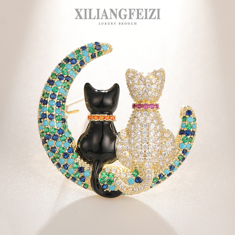 佐藤造 重工日系卡通猫咪胸针彩色锆石月亮可爱猫别针服饰胸花