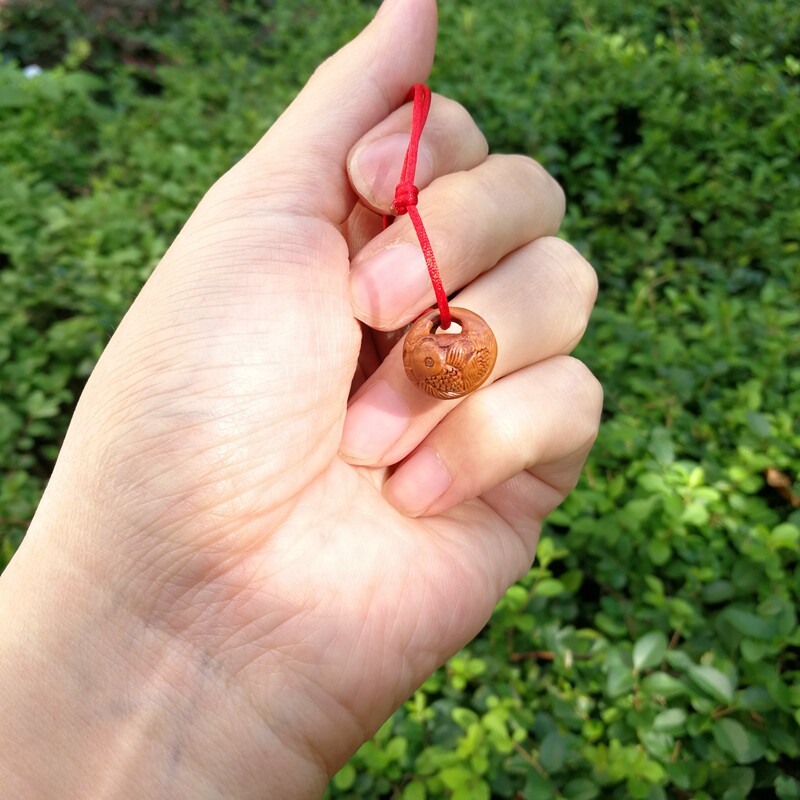 野生桃胡桃核手工雕刻鲤鱼桃筐宝宝百天儿童新年礼物玩具脚绳周