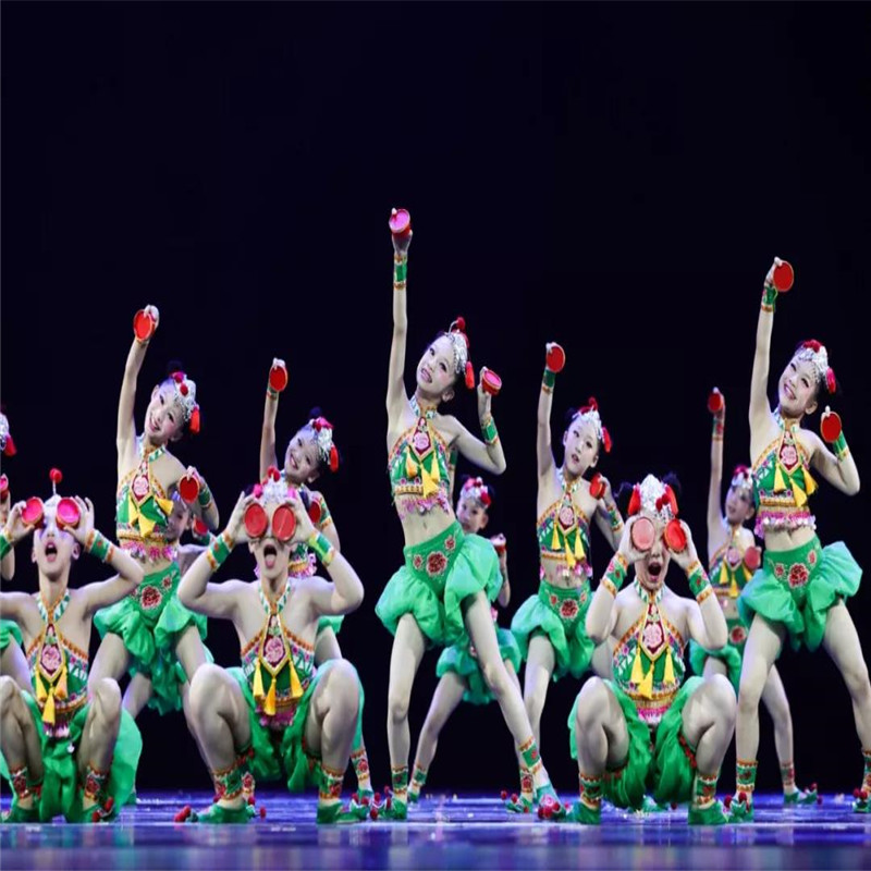 哇蛙娃娃儿童演出绿色肚兜服装