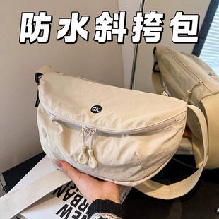 超轻牛津布马鞍包简约防水斜挎包男女百搭轻便通勤单肩小包出行