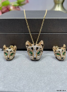V金豹猫项链玫瑰金毛皮上点缀白色和香槟色钻高顶