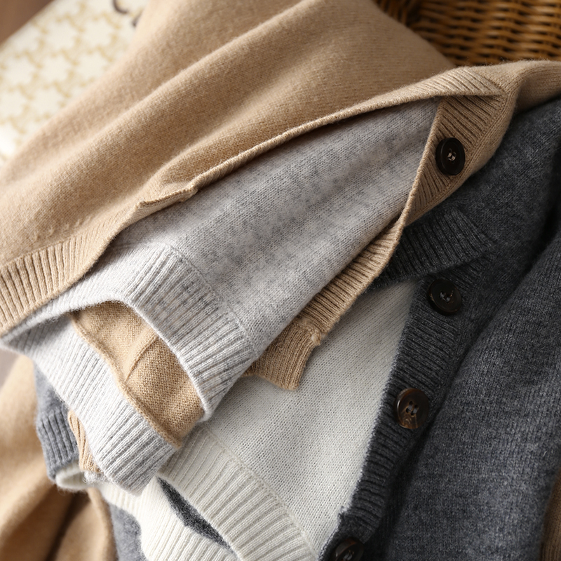 淘么淘 柜上1.4千 山羊绒+羊毛宽松拼色假两件亨利领针织衫毛衣女