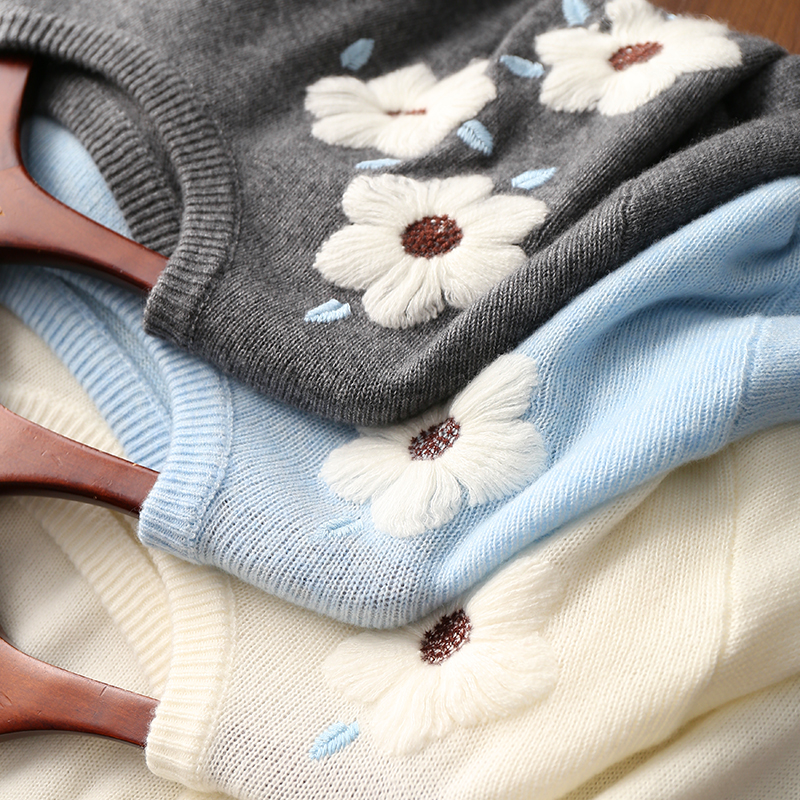 淘么淘 颜值单品 重工刺绣花朵宽松圆领长袖羊毛羊绒针织衫毛衣女