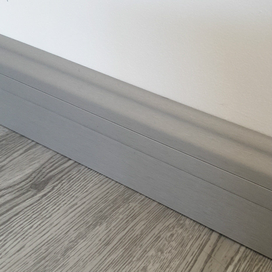 原木色灰色踢脚线工程木塑墙角线 实木纹pvc踢脚板防水隐钉地脚线