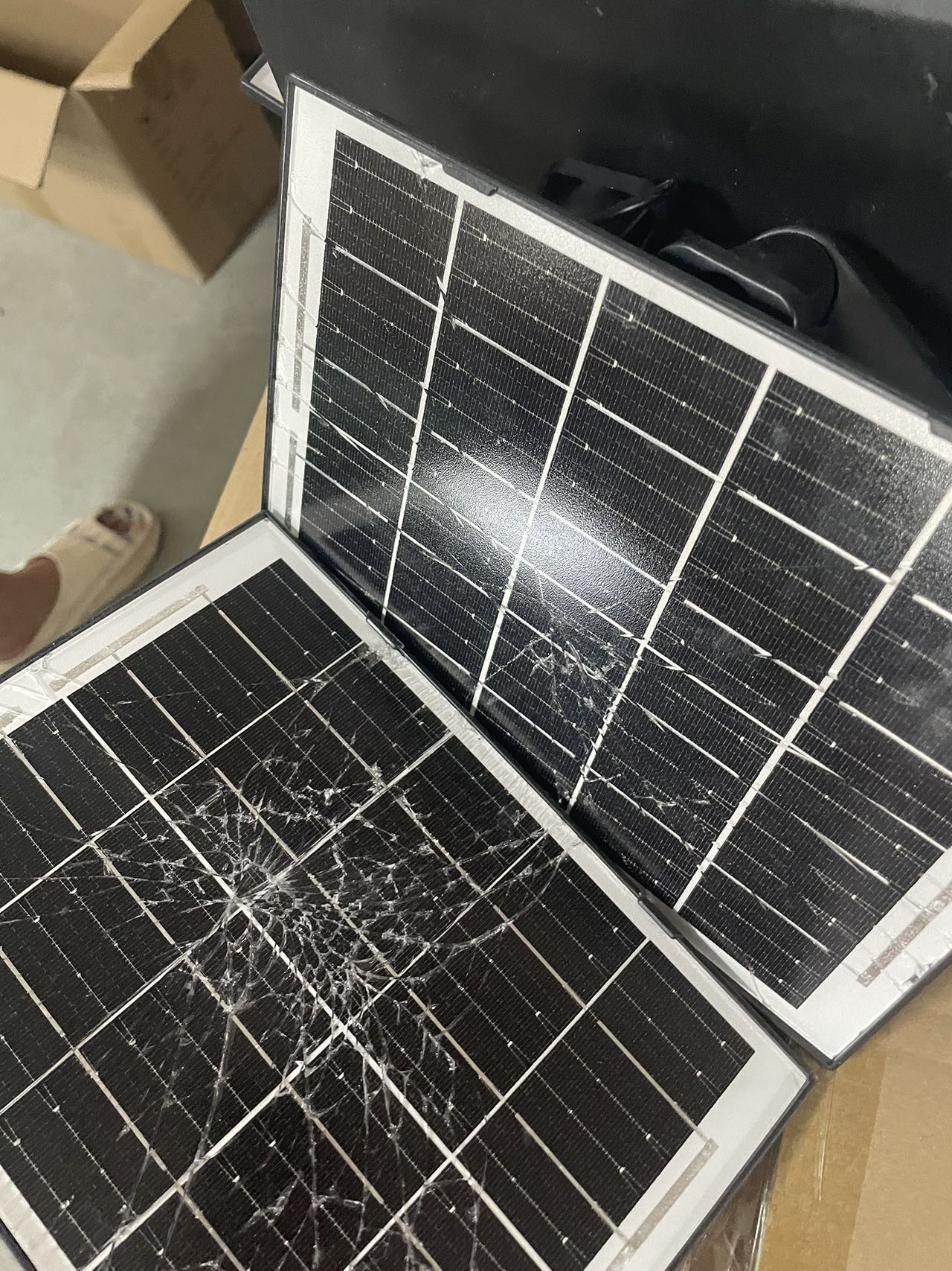 太阳能板，能给手机充电。表面玻璃碎了，有能力搞的才来。