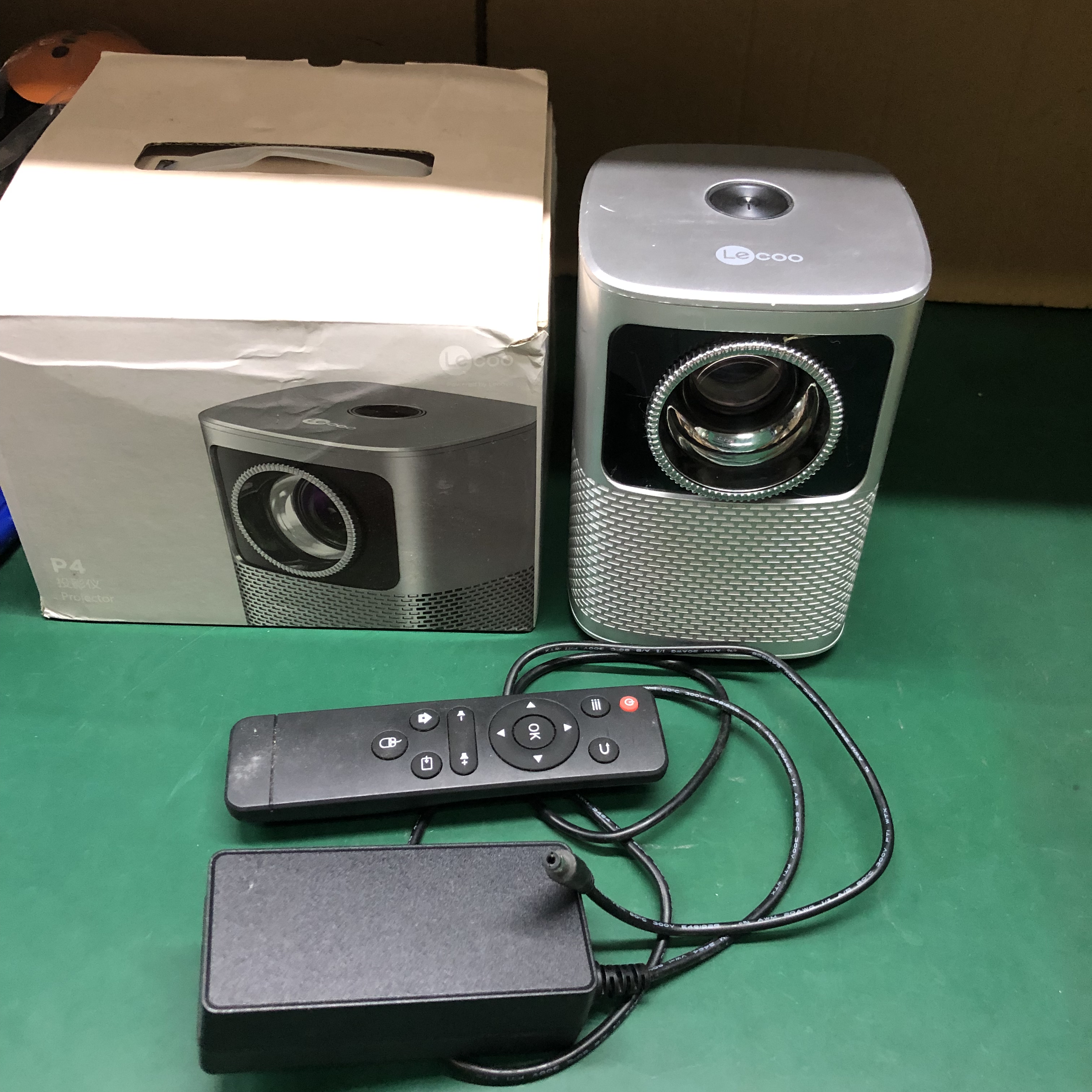 来酷P4家用投影仪。 不包好坏。有瑕疵刮花介意勿拍