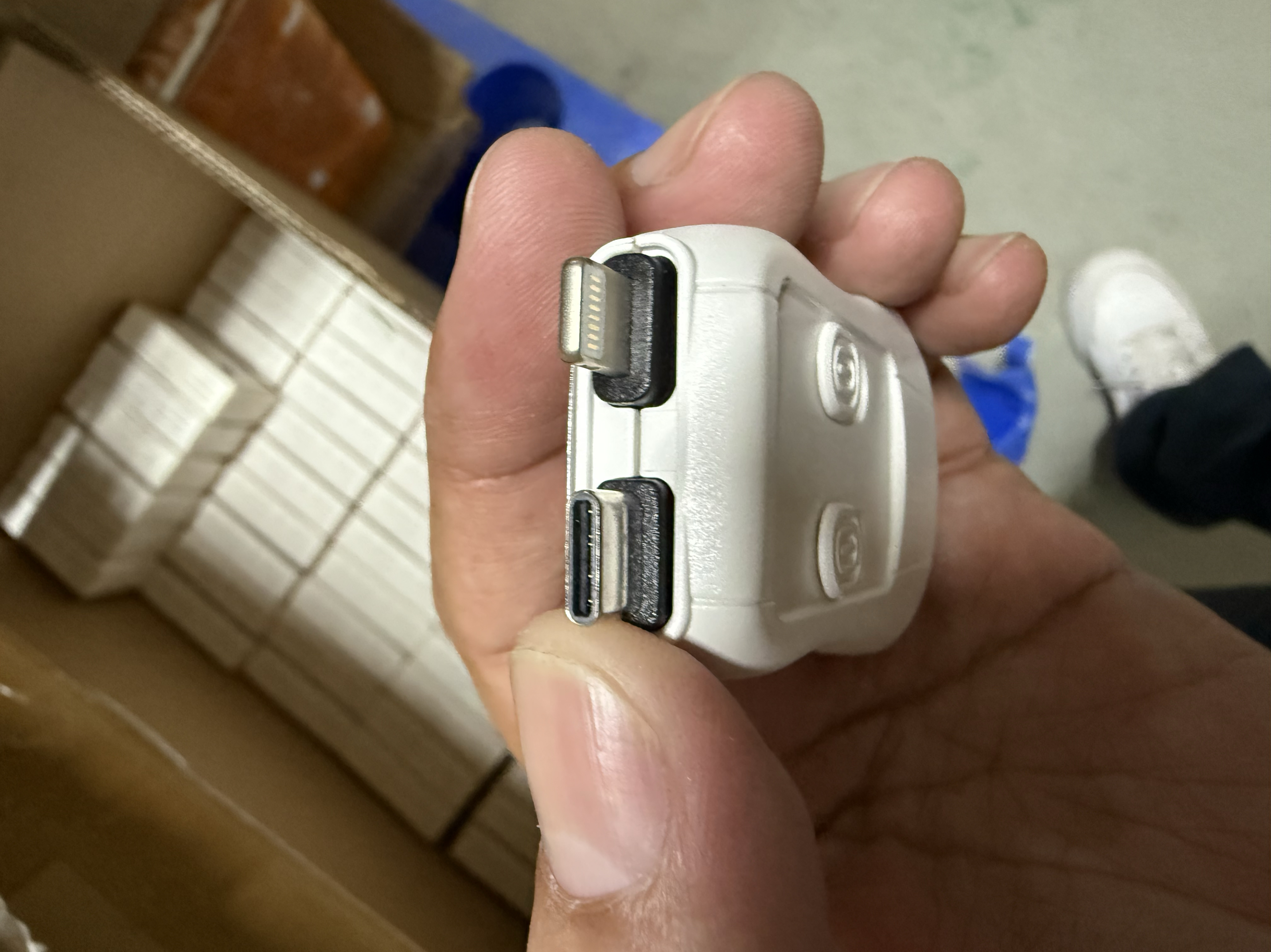 双头应急充电宝。多功能应急充电宝。