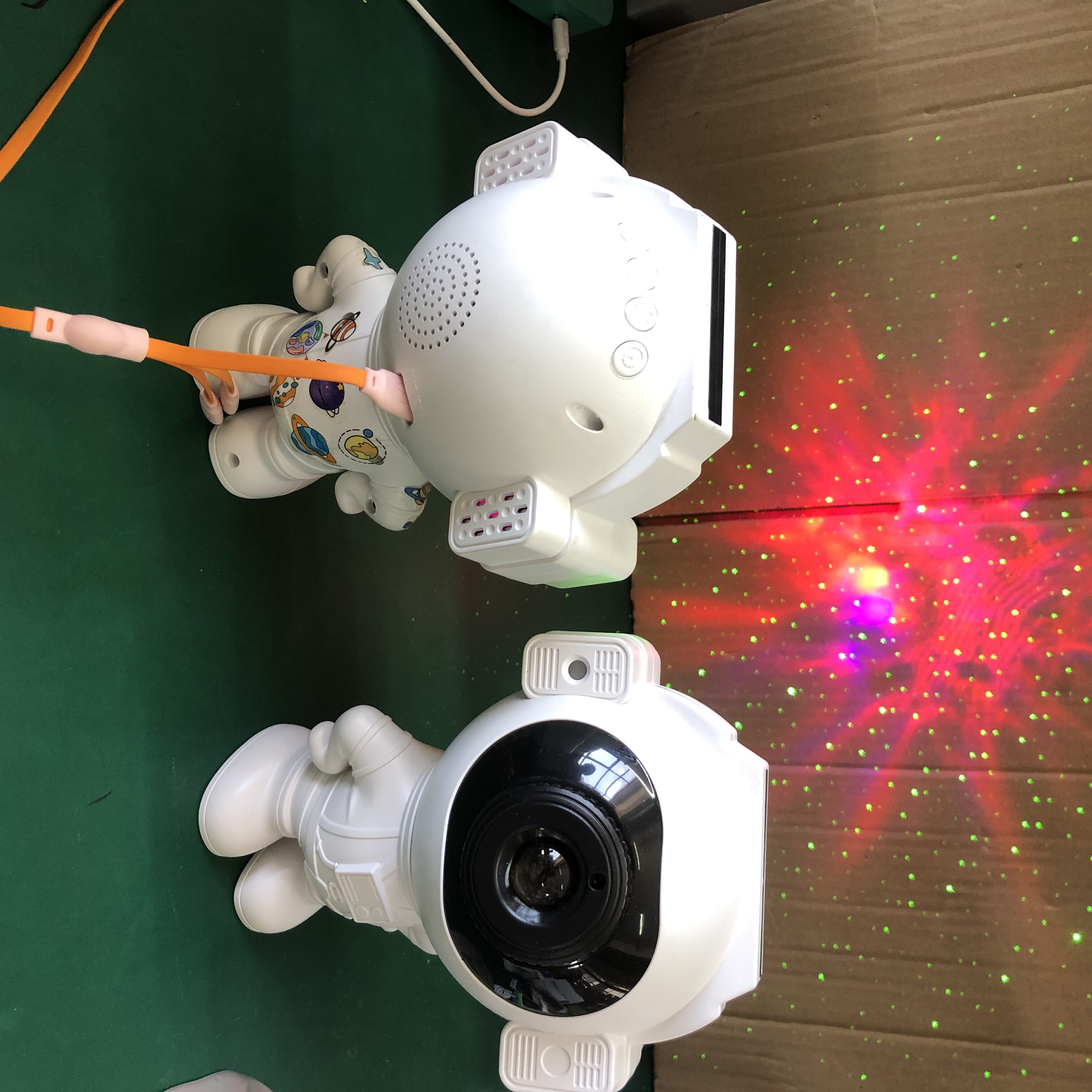 星空灯投影灯激光氛围灯音响月亮星星灯创意摆件有瑕疵裸机