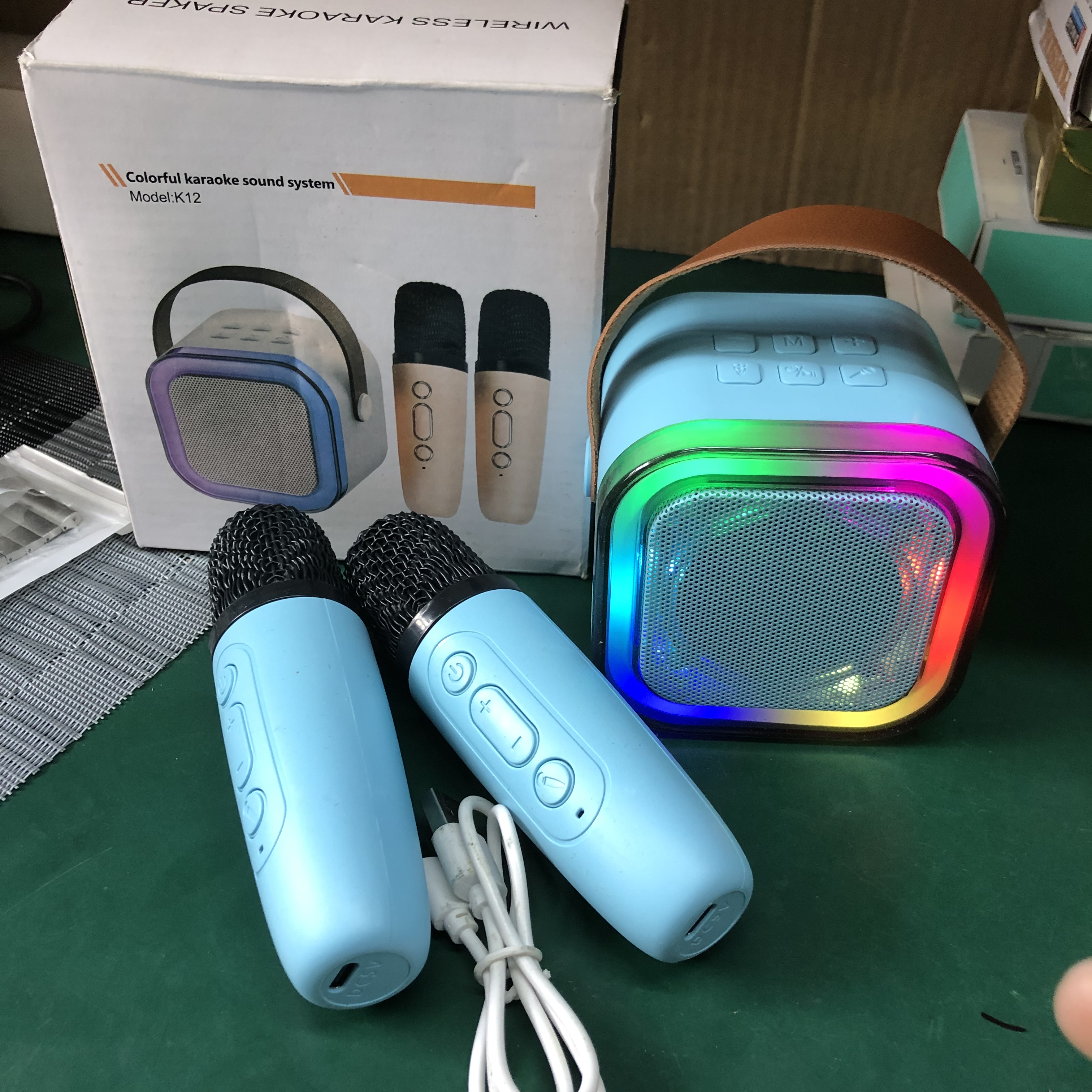 k歌蓝牙音箱带麦克风一体话筒家用的迷你小音响。瑕疵话筒是坏的