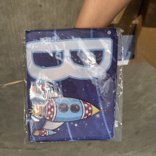 简易帘子。2米×1米左右的帘子，配带子用途非常款式颜色随机发