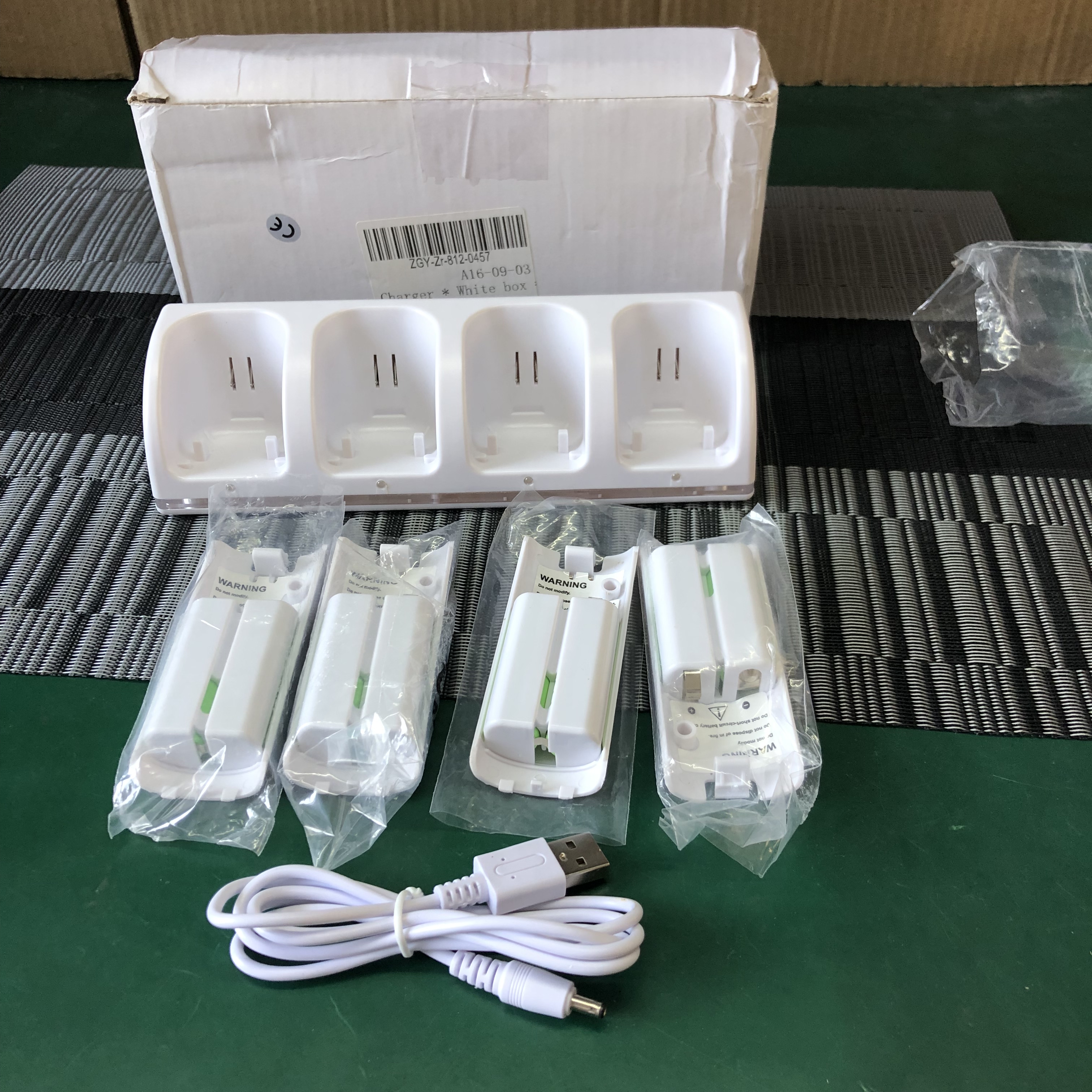 Wii手柄充电电池 4个。2800mAh + 充电器。