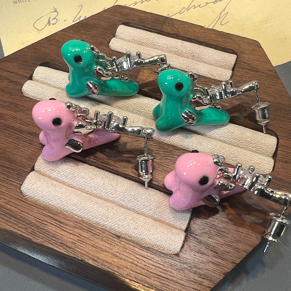 多巴胺立体小恐龙耳环女潮玩可爱粉色小怪兽童趣合金滴油感耳饰品