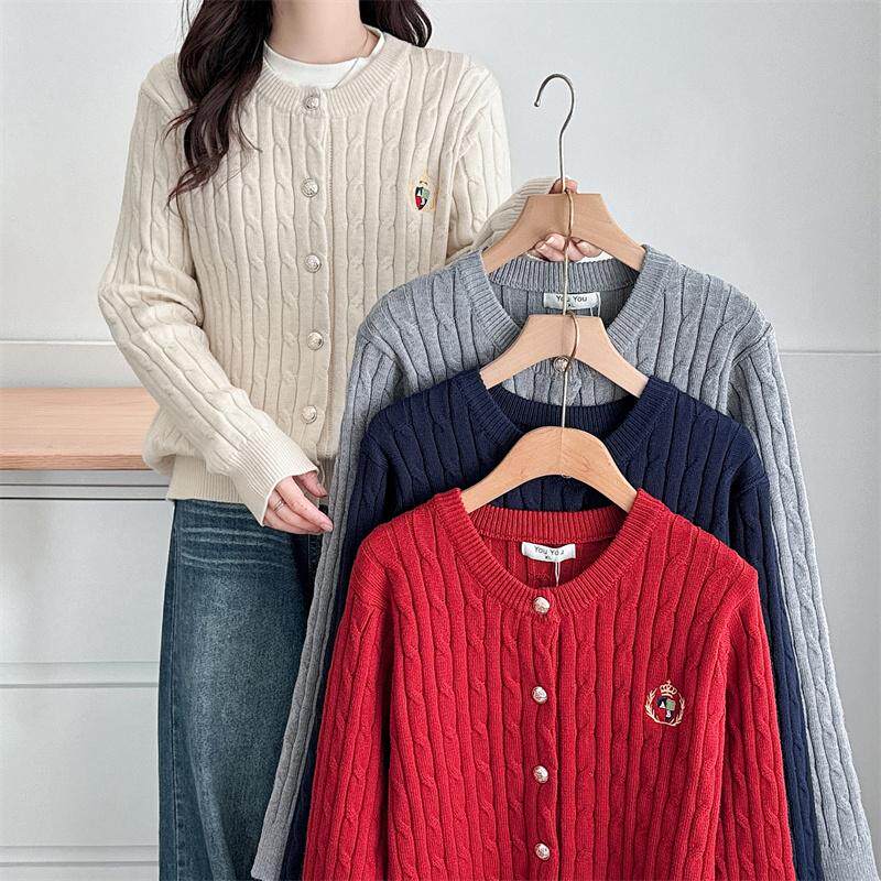 秋冬女装学院风刺绣针织开衫大码胖mm设计感宽松圆领钉扣麻花毛衣