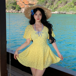 泡温泉海边度假泳装 大码 泳衣女微胖女孩遮肉显瘦胖mm绝美黄色新款