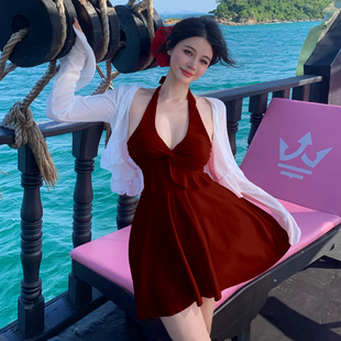 性感红色挂脖连体泳衣女大码 遮肉度假风胖mm200斤显瘦泡温泉泳装