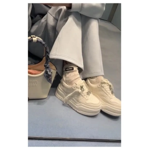 跟高7cm 百诗恋2026春夏新款 蝴蝶结小熊牛皮厚底增高百搭小白鞋