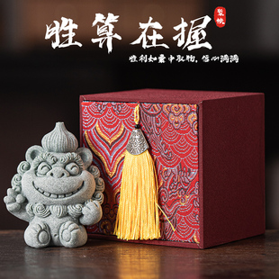 创意胜算在握招财小狮子茶宠摆件国潮玄学祝福工位桌面书房装饰品