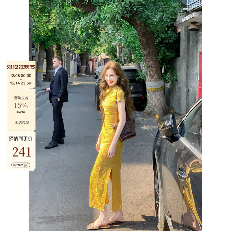新中式金色暗纹提花抽褶收腰旗袍