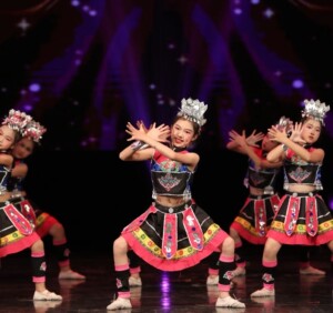 新款儿童少数民族演出服女童佤族走在山水间舞蹈服壮族苗族表演服