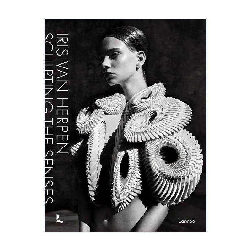 英文原版 Iris van Herpen Sculpting the Senses 荷兰高定礼服设计师 艾里斯·凡·赫本 雕塑感官 时尚服饰精装画册 英文版