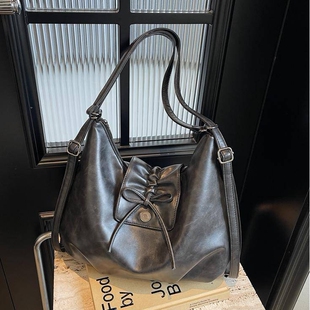 专柜品牌今年流行爆款褶皱包包女式2026新款百搭复古单肩包大容量