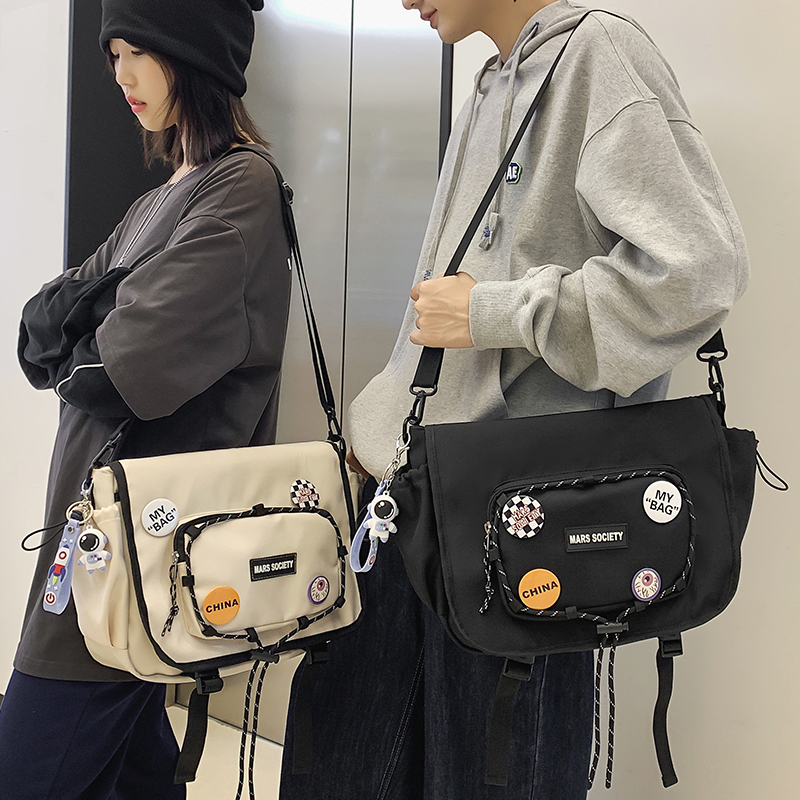 斜挎包男潮牌ins日系2021新款学生背包女休闲潮流邮差斜跨单肩包