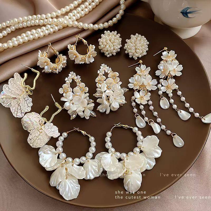 白色花朵耳坠女2024爆款耳环高级感气质耳钉超仙小众复古法式耳饰