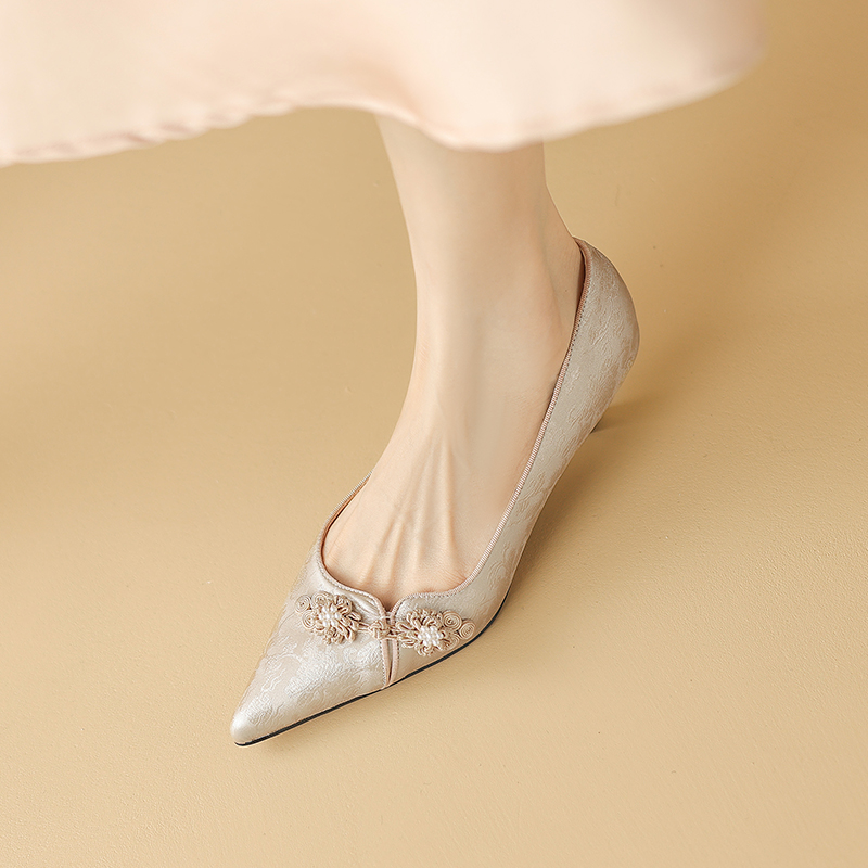 中国风轻奢尖头细跟高跟鞋女