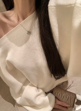 Yumeo钰 纯白玫瑰~斜肩软软斗篷毛衣