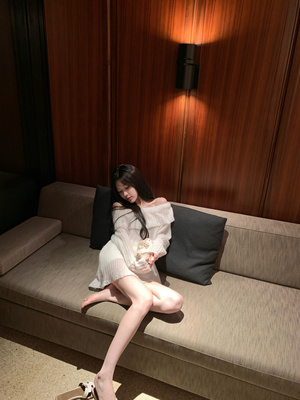 Yumeo钰 温暖抱抱 两色甜甜马海毛～纯欲针织一字肩毛衣