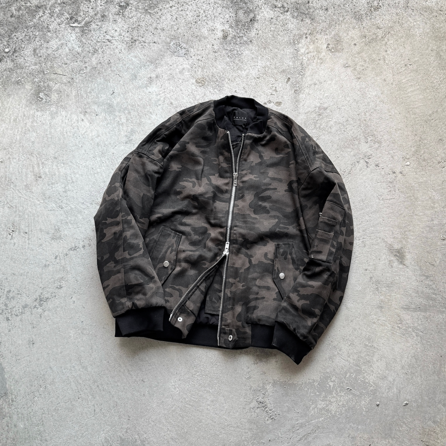 False Perception 迷彩水洗拉链夹克外套 黑色