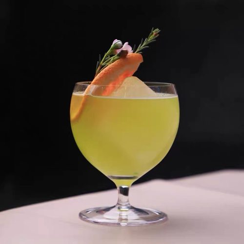 日式矮脚冰球被鸡尾酒杯