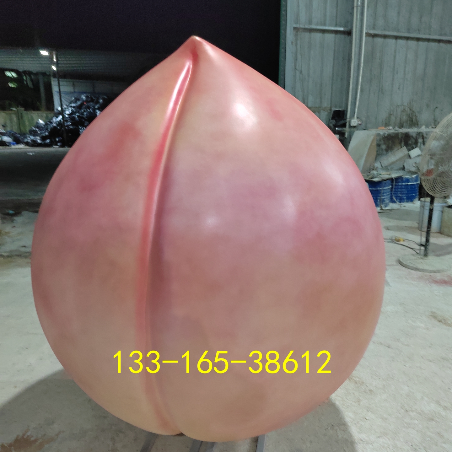 大型水蜜桃模型雕塑定制水果基地招牌玻璃钢仿真桃子雕像卡通人偶