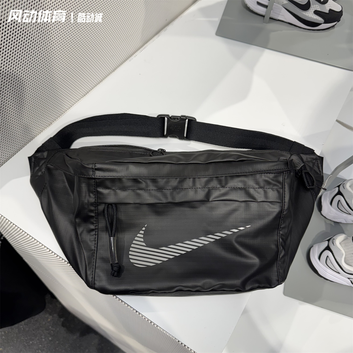 正品NIKE耐克大容量男女斜挎包运动腰包户外休闲胸包单肩包DB4697