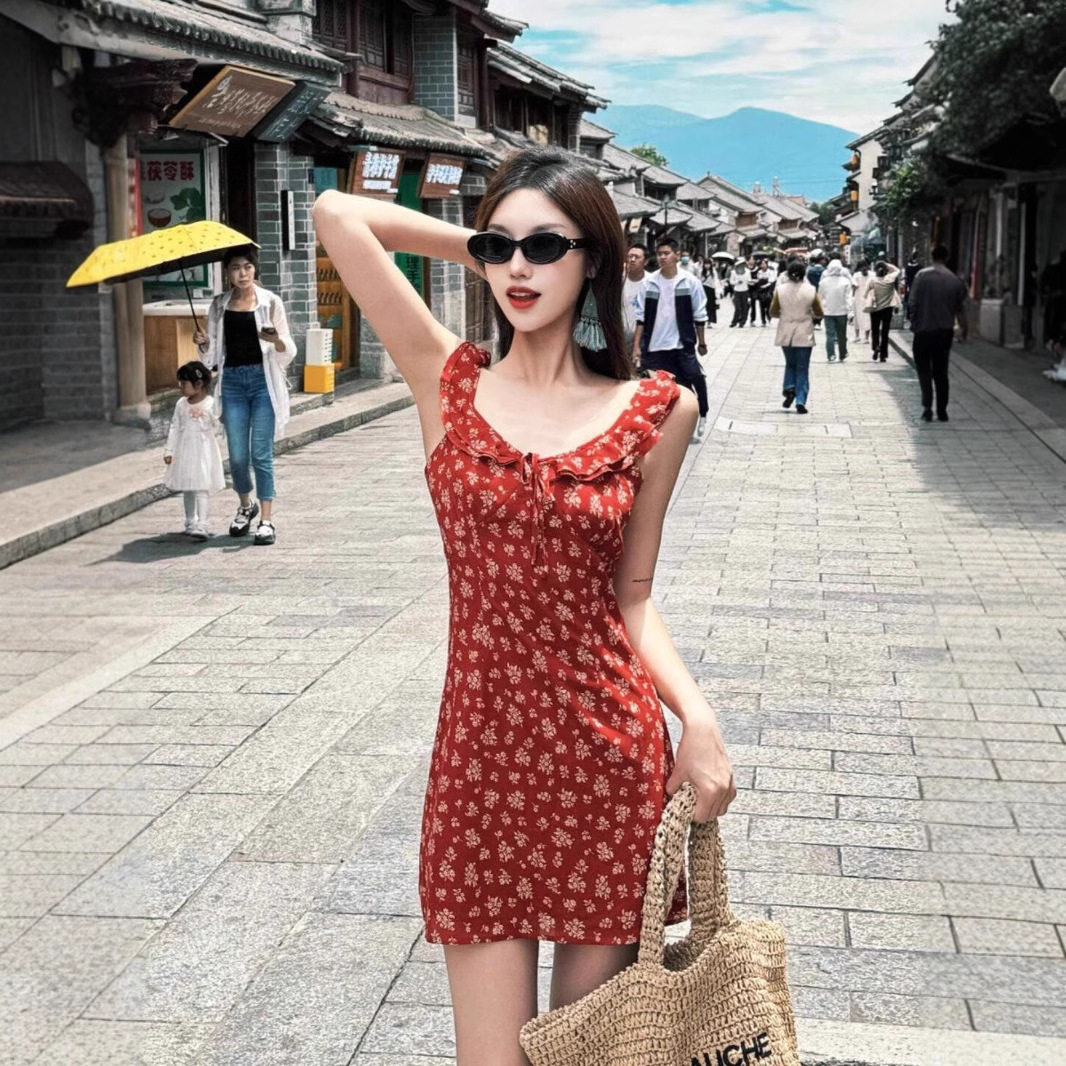 法式复古红色碎花吊带连衣裙女夏季2025新款小个子收腰显瘦短