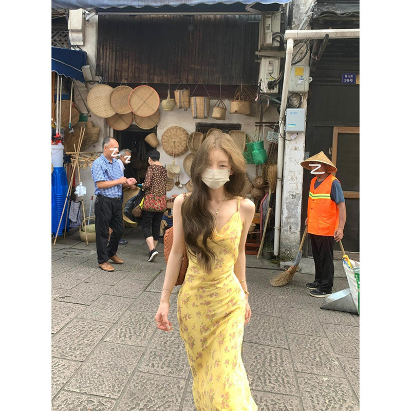 雏菊幻境黄色碎花荡领收腰显瘦纯欲吊带长裙2025新款裙子