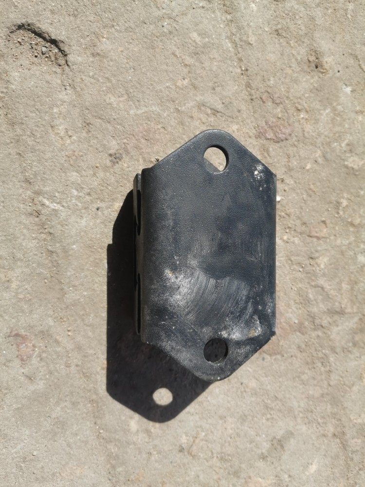 适用青岛解放虎vh大王驾到变速箱软垫虎v变速器脚垫原厂货车配件