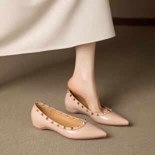 法式复古真皮铆钉尖头浅口单鞋女内增高漆皮百搭气质不累脚平底鞋