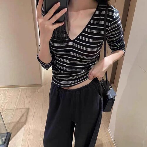 「现货」设计师款2025早秋新款设计条纹V领修身打底衫长袖T恤女