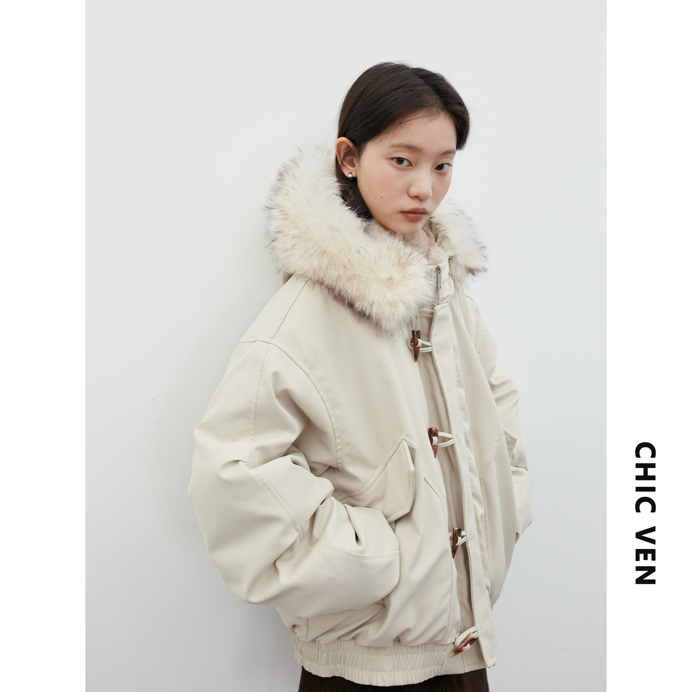 CV大码女装冬季新品短款廓形连帽毛领牛角扣90白鸭绒羽绒服女胖mm